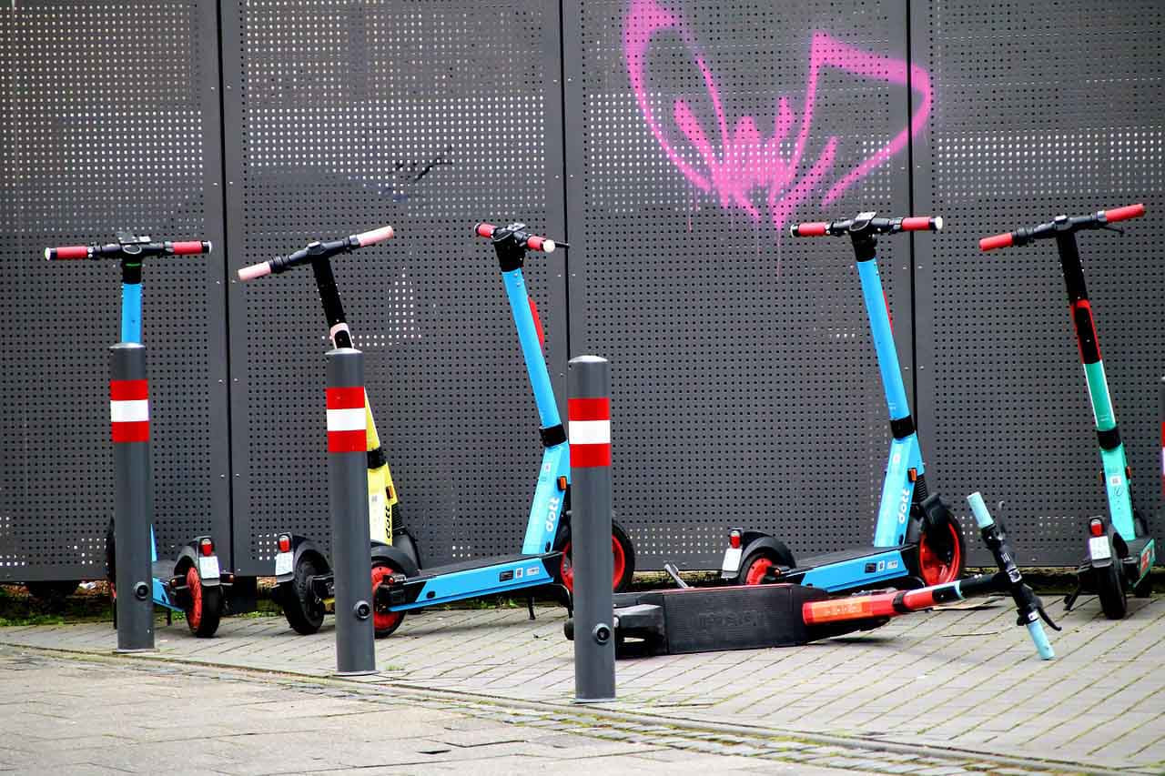 Spezielle Halterungen für Elektro-Roller forderte die parteilose Linke und bekam für ihren Antrag breite Zustimmung. Symbolfoto: pixabay