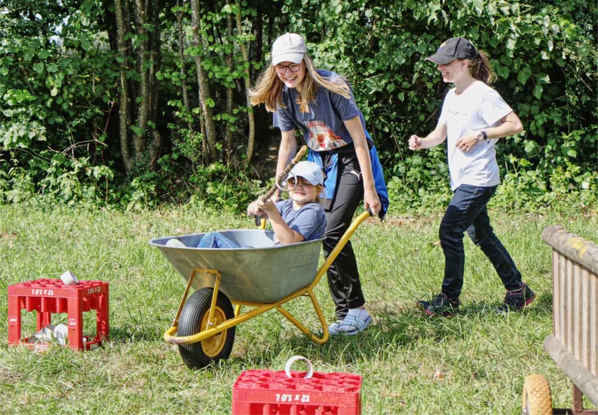 Zur Campwoche gehörten auch viele kreative Spiele, wie hier das Ringefischen von der Schubkarre aus. Foto: Sola