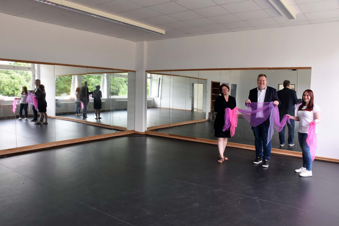 Mirjam Brüllmann, Leiterin der Musikschule, Bürgermeister Thomas Stohldreier und Constanze Stolz von den Technischen Diensten (v.l.n.r.) freuen sich über den fertiggestellten Ballettraum in der Profilschule in Herbern. Foto: Gemeinde Ascheberg