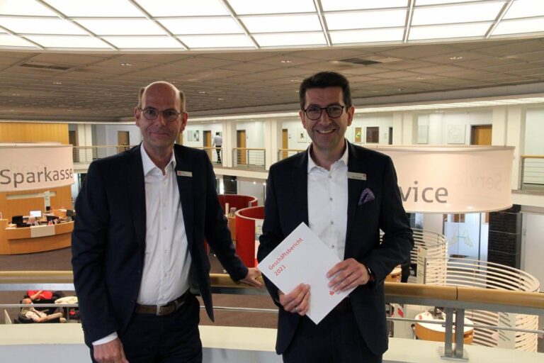 Martin Abdinghoff (links) und Heiko Rautert, Vorstände der Sparkasse an der Lippe, präsentierten den Geschäftsbericht 2021. Foto: Wagner