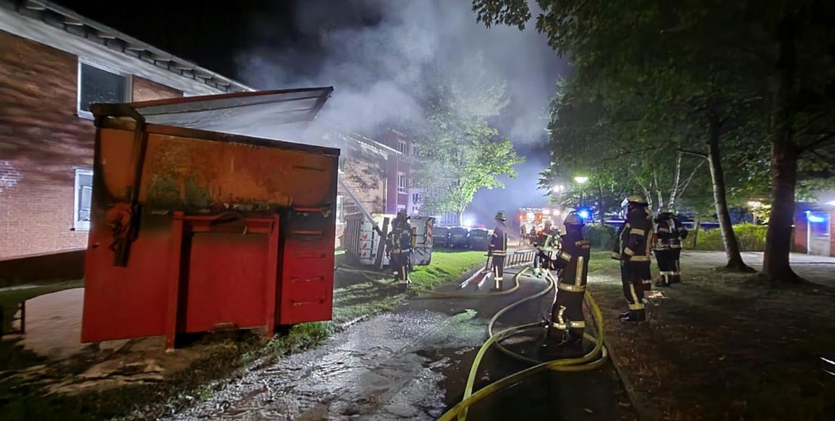 Die Feuerwehrleute gelangten über den Schulhof des Gymnasiums St. Christophorus zur Einsatzstelle am ehemaligen Internatsgebäude. Foto: Feuerwehr Werne