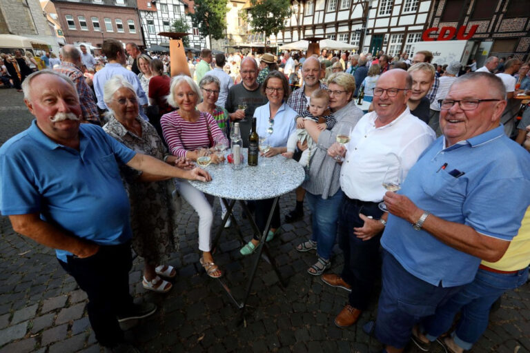 Weinfest der CDU lockt die Massen auf den Kirchplatz
