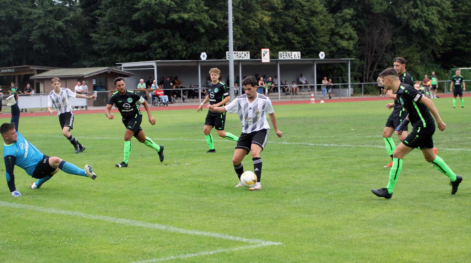 Mirac Kavakbasi (am Ball) erzielt in dieser Situation den Ehrentreffer der Eintracht beim klaren 1:8 gegen den Bezirksligisten SG Massen. Foto: Wagner