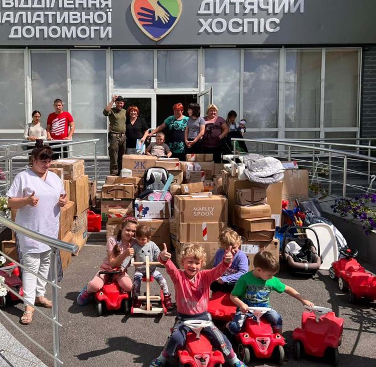 Auch ein Kinderkrankenhaus in Charkiw steuerten die Helfer aus Werne an - sehr zur Freude der Mädchen und Jungen. Foto: Privat