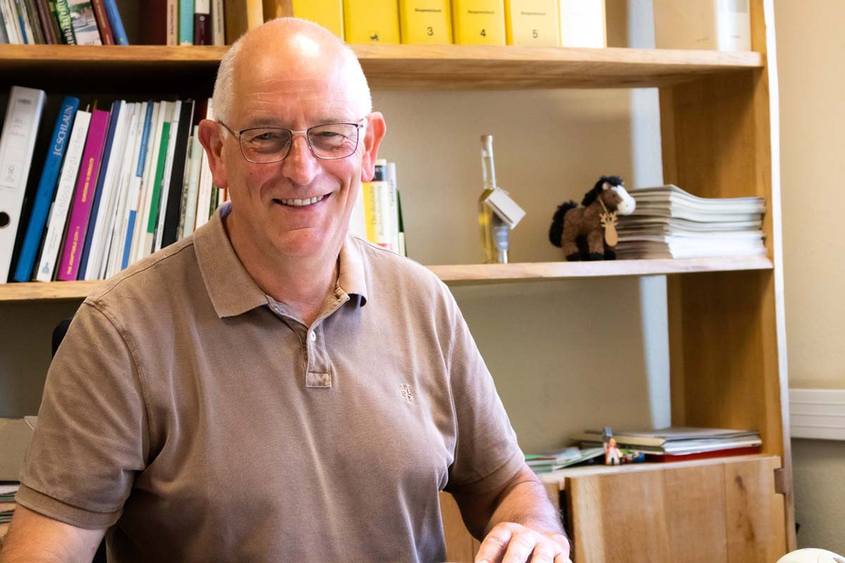 Josef Klaas verlässt seinen Schreibtisch und geht in den Ruhestand. Foto: Gemeinde Nordkirchen