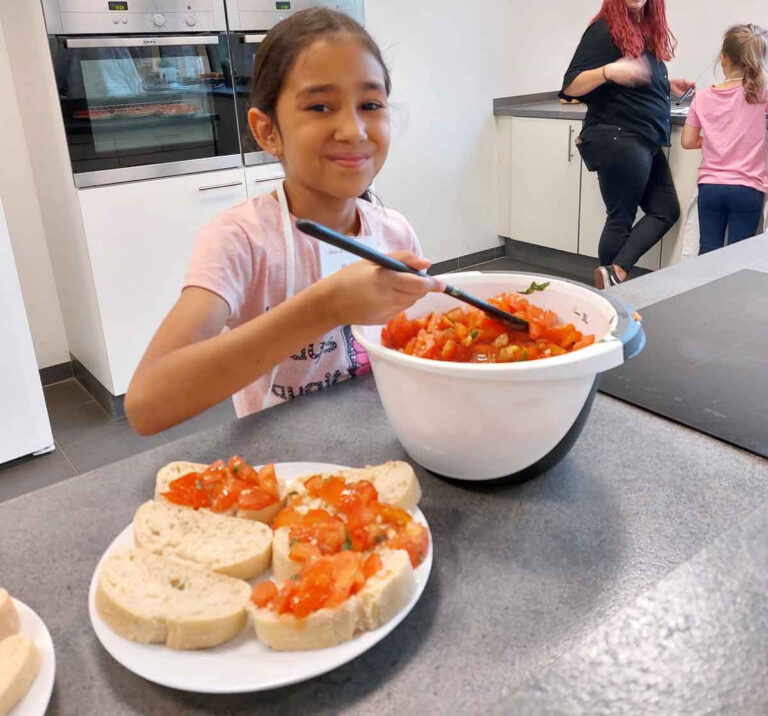 Gesunde Mahlzeiten werden beim Sommer-Ferienspaß in der Lehrküche der Marga-Spiegel-Schule gekocht. Foto: Wagner