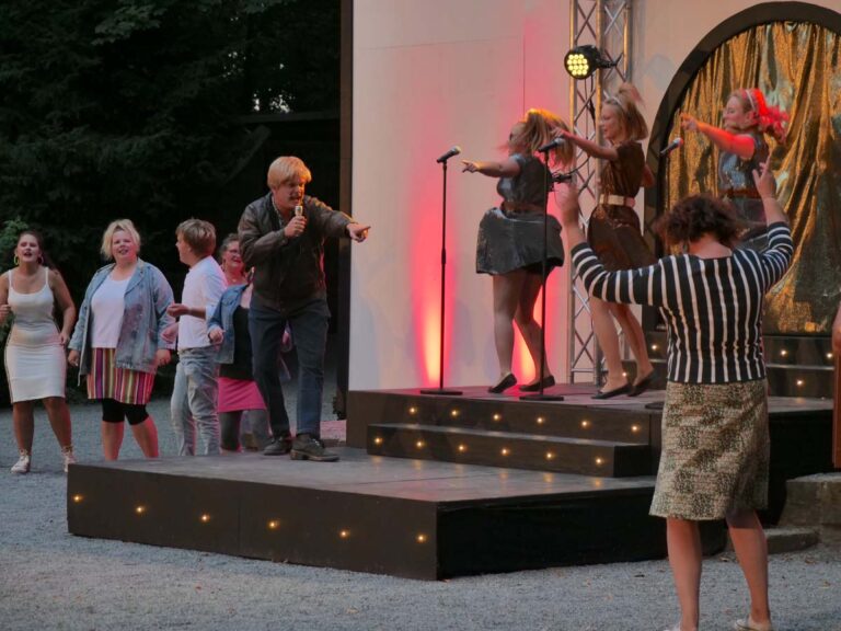 Der Fernsehklassiker „Hitparade“ diente als Vorbild für eine Fernsehshow im Stück, die nach und nach von Jungstars der „Neuen Deutschen Welle“ gekapert wird. Foto: Anke Barbara Schwarze