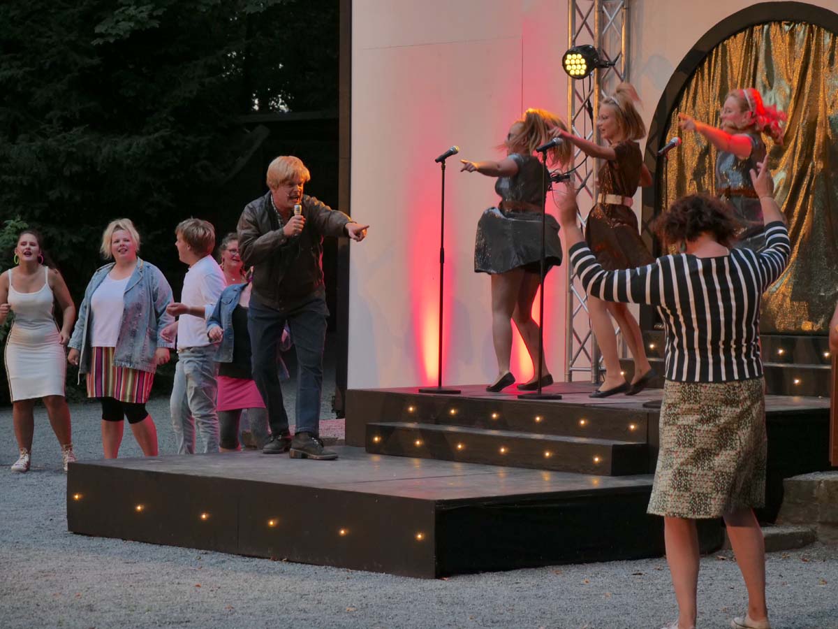 Der Fernsehklassiker „Hitparade“ diente als Vorbild für eine Fernsehshow im Stück, die nach und nach von Jungstars der „Neuen Deutschen Welle“ gekapert wird. Foto: Anke Barbara Schwarze
