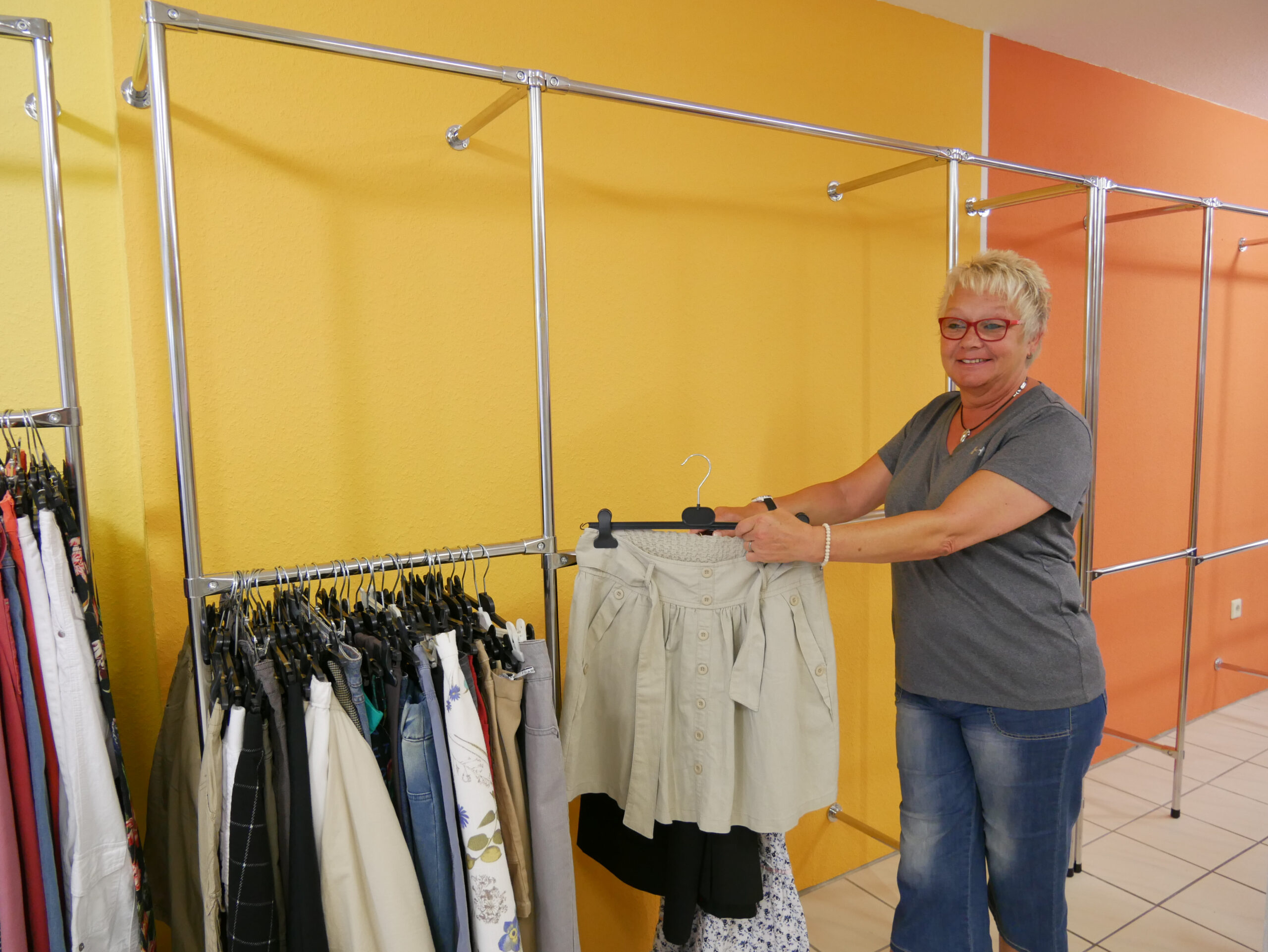 „Düt und Dat“ zieht in die Steinstraße. Derzeit füllen Marita Melcher und das Team die Regale und Kleiderstangen mit Ware.