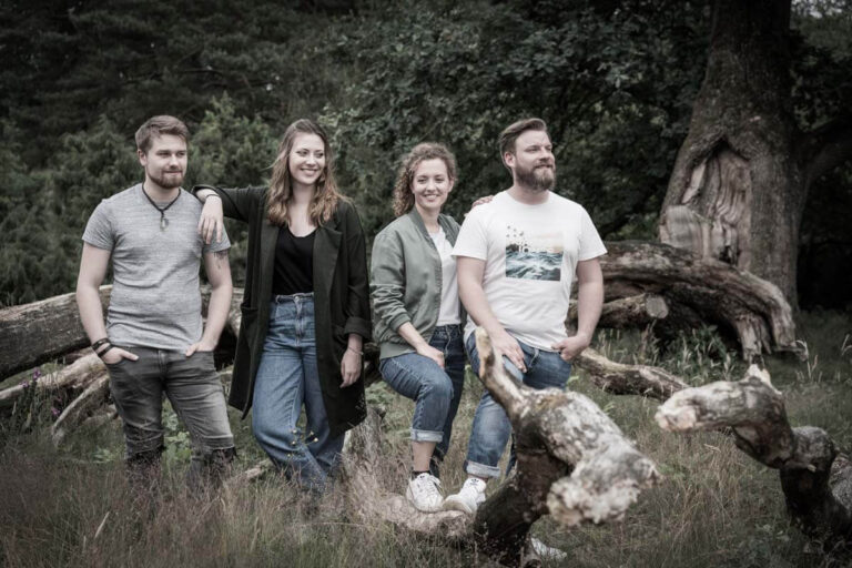 Als „Opener“ betreten um 18 Uhr „Threepwood ’N Strings“ (oder kurz: TnS) die Bühne. Die Band aus Marl begeisterte schon im vergangenen August das Publikum im flözK. Foto: Band