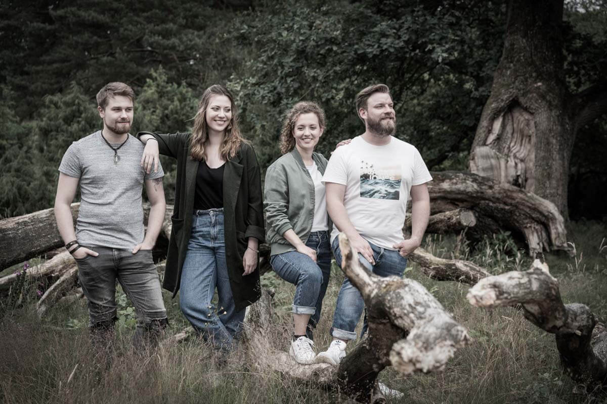 Als „Opener“ betreten um 18 Uhr „Threepwood ’N Strings“ (oder kurz: TnS) die Bühne. Die Band aus Marl begeisterte schon im vergangenen August das Publikum im flözK. Foto: Band