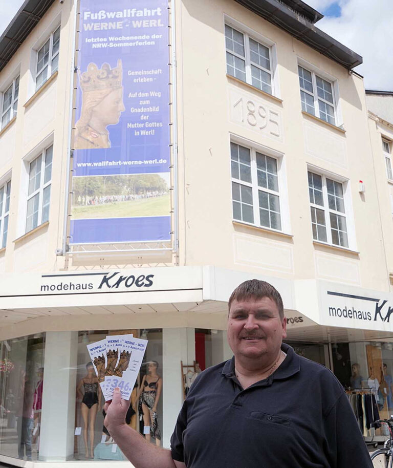 Unter dem neuen Banner der Werlwallfahrt stellt Martin Weber vom Wallfahrtsausschuss das Programm vor. Foto: Schwarze
