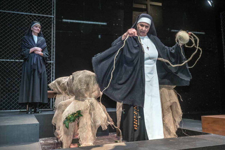 Das Schauspiel Zweifel mit Julia Kemp und Diana Körner ist im November auf der Bühne des Kolpingsaals zu sehen. Foto: Helmut Seuffert