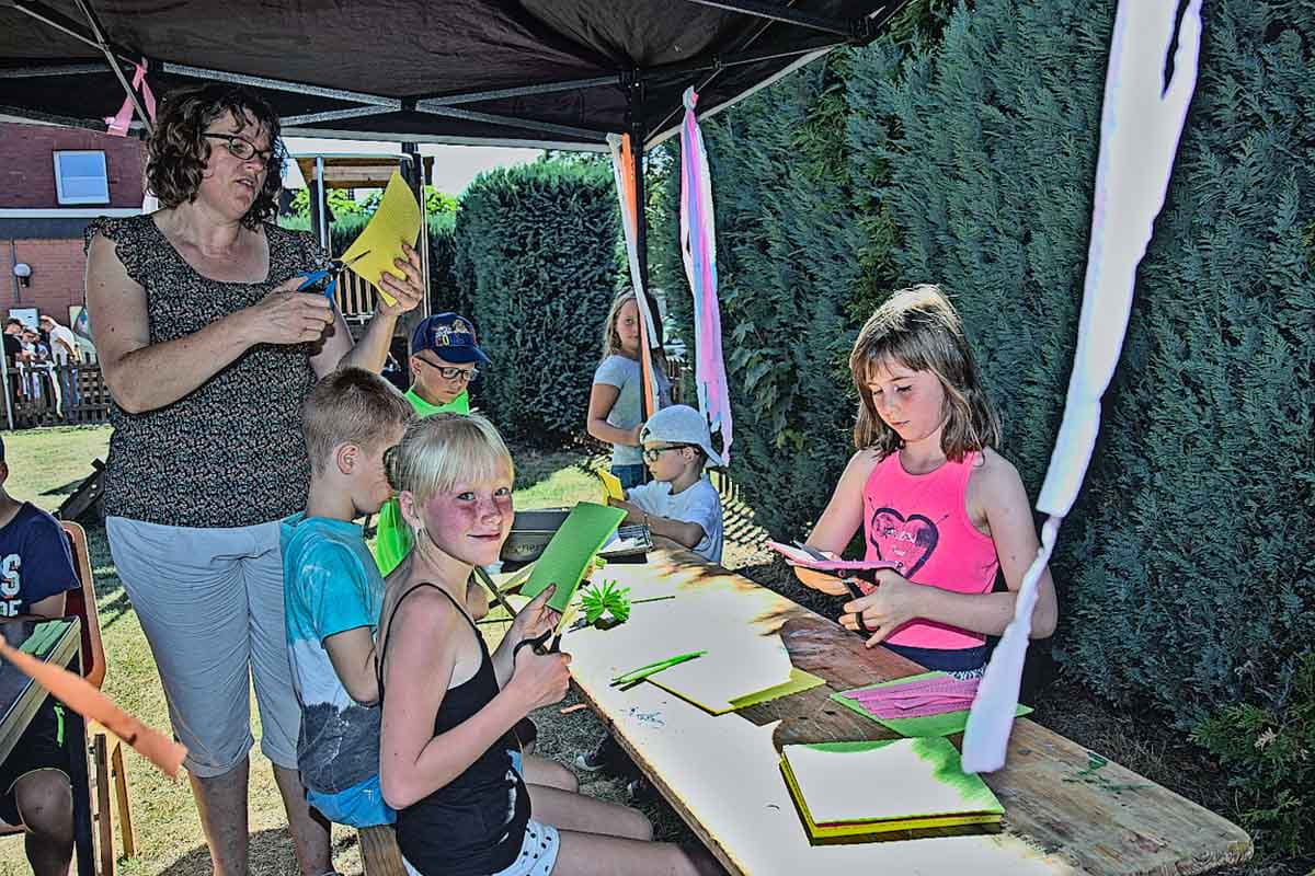 Ein buntes und kreatives Bastelprogramm gehörte mit zum Angebot der Ferienwoche der Christlichen Gemeinde. Foto: Steinmüller