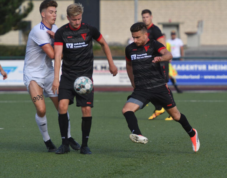 WSC-Stürmer Jussef Saado nimmt Fahrt auf, Dominik Hennes blockt den Sendener Gegenspieler. Foto: MSW