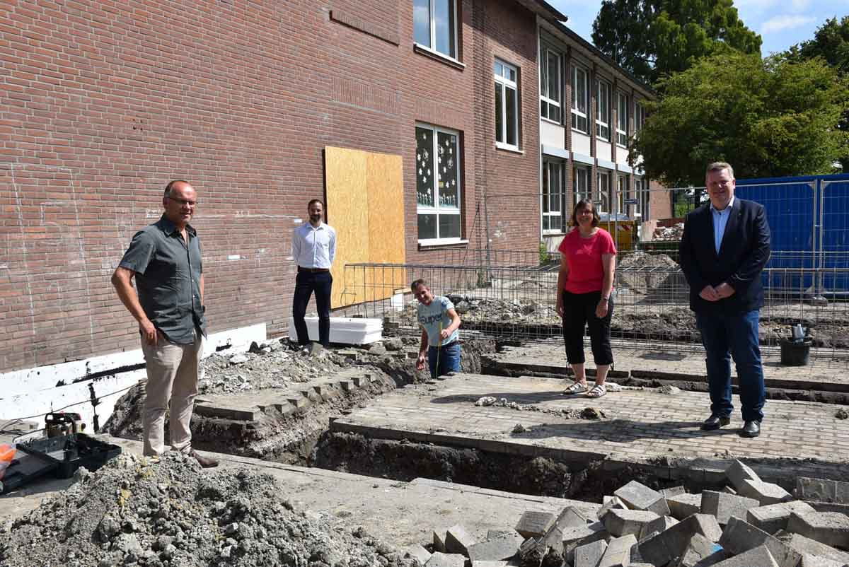 Bürgermeister Thomas Stohldreier (r.) machte sich ein Bild von den Bauarbeiten zum Fundament der Container. Mit im Bild v.l.n.r.: Klaus Tombrock, Architekt, Nils Weber, Gemeinde Ascheberg, Technische Dienste / Hochbau, Ralf Wellering, Garten- und Landschaftsbau Wellering, Britta Müller, stellvertretende Schulleitung Lambertusschule. Foto: Gemeinde Ascheberg