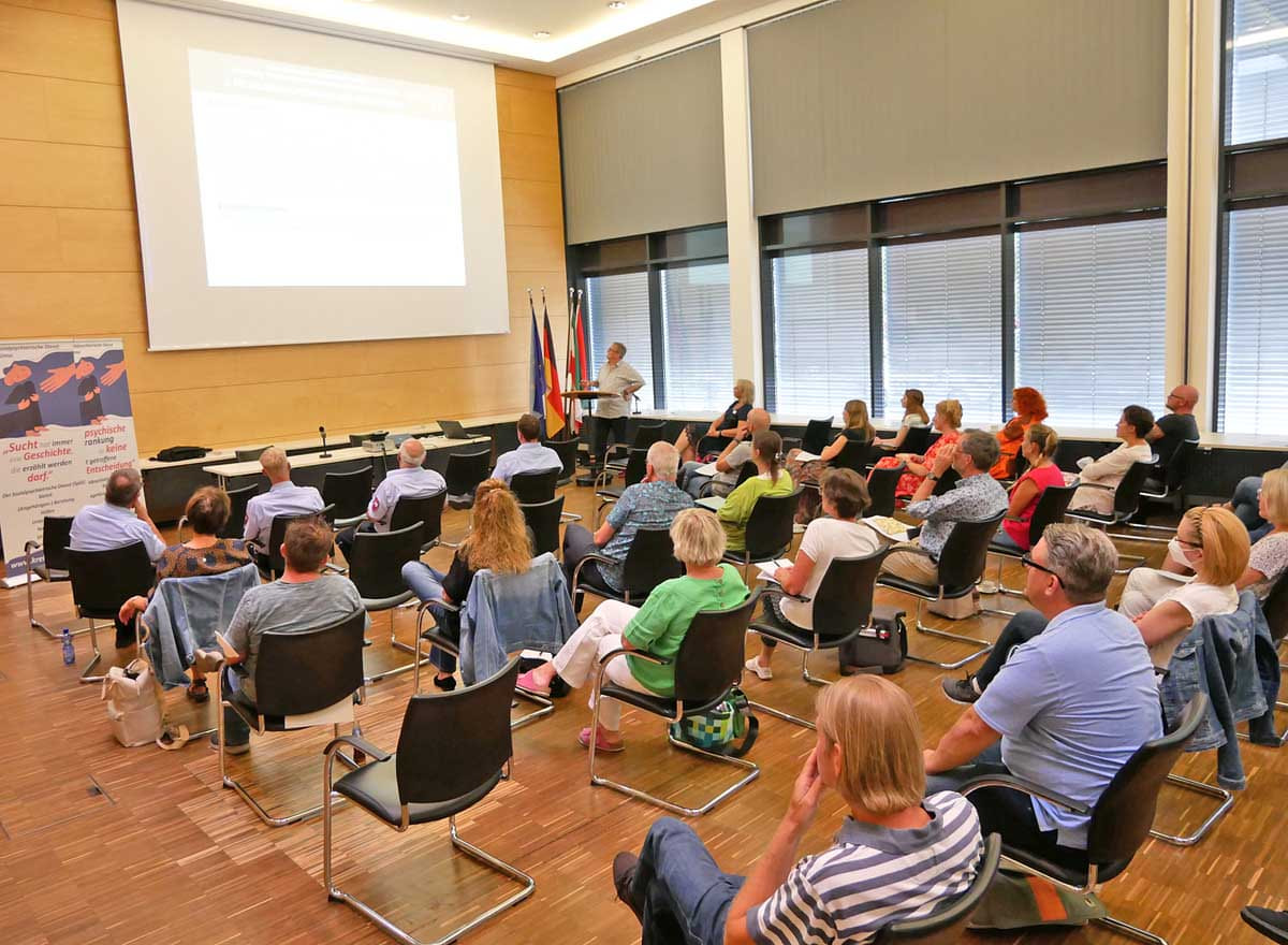 Eingeladen als Referent war Ralf Bispinck, der einen Vorschlag zum praktischen Vorgehen bei unbewohnbar gewordenen Wohnungen erstellt hat. Foto: Kreis Unna