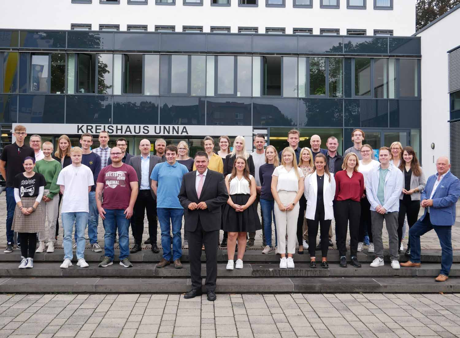 Landrat Mario Löhr begrüßte mit anderen Verantwortlichen der Kreisverwaltung die neuen Auszubildenden der Kreisverwaltung. Foto: Volker Meier - Kreis Unna