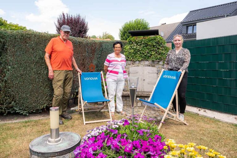 Die Mieter Hans-Ulrich Zeinert (links) und Giesela Matern (Mitte) haben sich unter anderem mit einem gemauerten Grill eine Wohlfühloase errichtet. Für ihren schönen Garten hat Vonovia Bewirtschafterin Annika Doerk (rechts) ihnen zwei Liegestühle überreicht. Foto: Vonovia / Bierwald