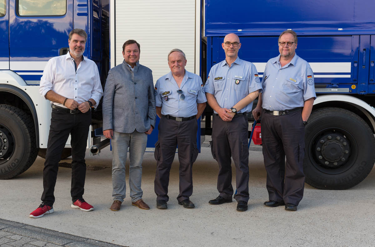 Die beiden Bundestagsabgeordenten Michael Thews (links) und Martin Gerster (2. von links) besuchten das THW in Werne. Foto: Prochnow/THW