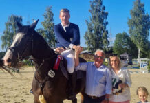 Hauke Bintig (RV St. Georg Werne) platzierte sich im S-Springen um den Moormann-Preis. Maike Moormann und Andreas Trovain gratulieren. Foto: RV/Schäfer