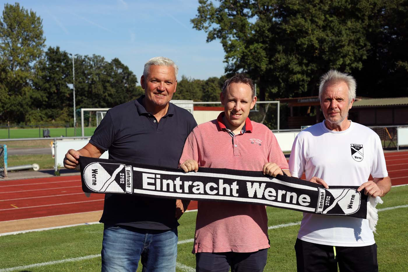 Hubert Hüppe (von links), Sascha Hilmer und Theo Plomann planen für das anstehende Spiel und die Fahrt in die Bundeshauptstadt. Foto: Isabel Schütte