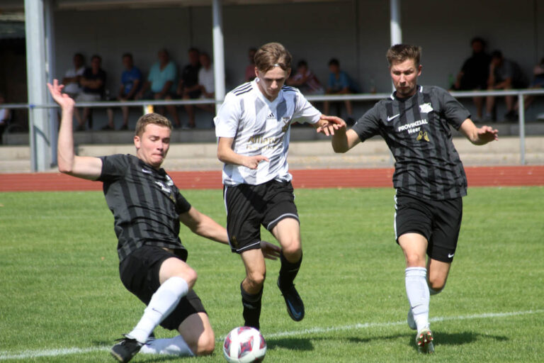 Eintrachts Niklas Gottbehüt setzt sich in dieser Szene gegen zwei Frömerner durch. Foto: Wagner