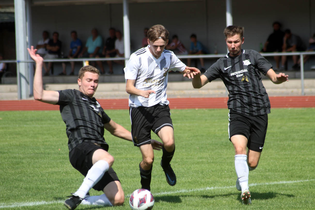 Eintrachts Niklas Gottbehüt setzt sich in dieser Szene gegen zwei Frömerner durch. Foto: Wagner