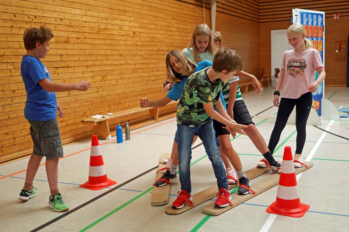 Kooperationsspiele sind Bestandteil des Fair Mobils, das wieder am Gymnasium St. Christophorus Station machte. Foto: GSC
