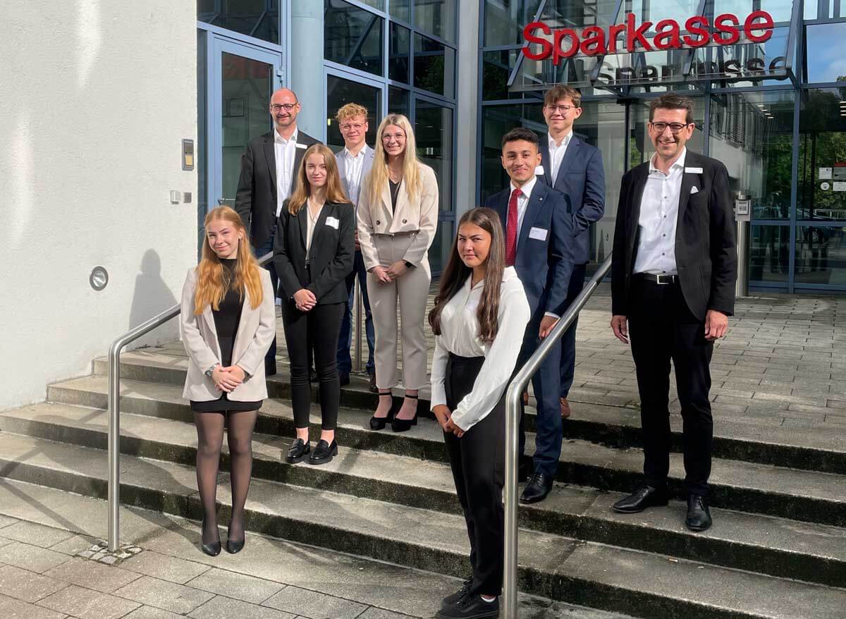 Auf dem Bild zu sehen sind: Milana Obenaur (von links), Nils Klausen (Ausbildungsleiter), Julia Pelka, Tillmann Sancken, Nina Ehlert, Lina Hübner, Yunus-Emre Firat, Lars Baldus und Heiko Rautert (Vorstandsvorsitzender). Foto: Sparkasse an der Lippe