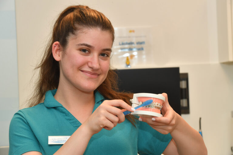 So wird's richtig gemacht: Gamze Sahan erklärt am Modell das korrekte Zähneputzen. Foto: Jörg Stengl