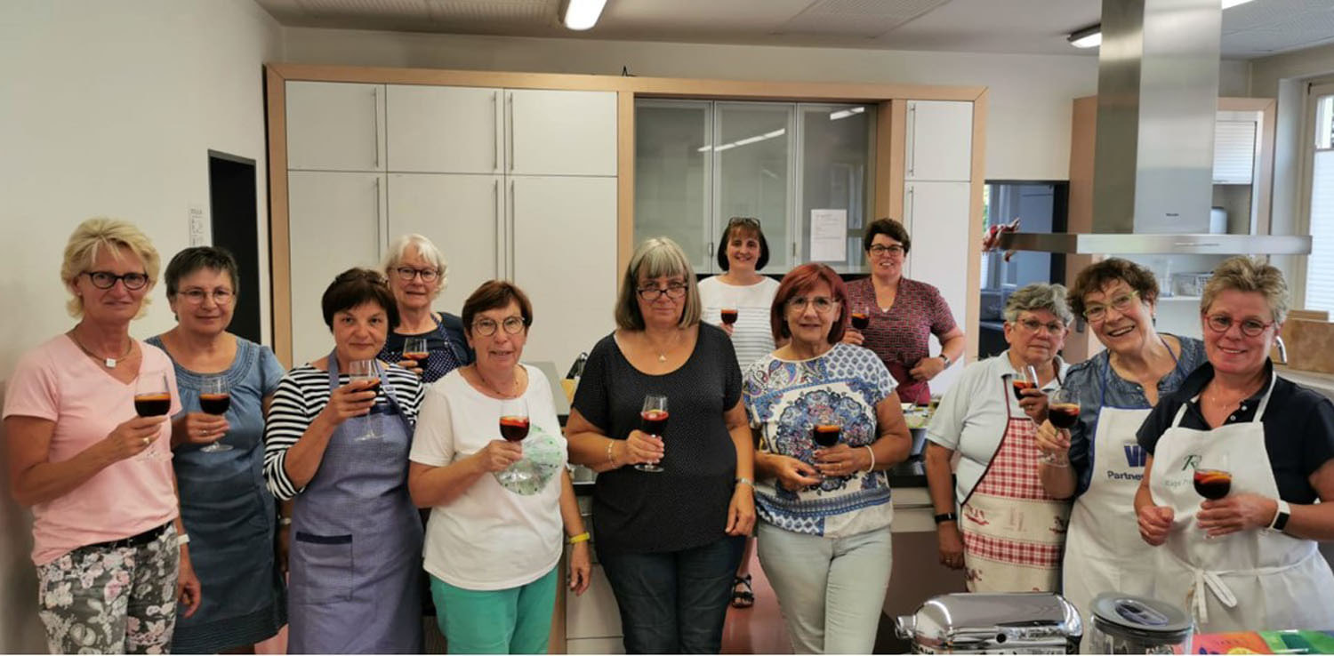 Die Kolpingschwestern hatten viel Spaß beim gemeinsamen Kochen. Foto: Elisabeth Schwert