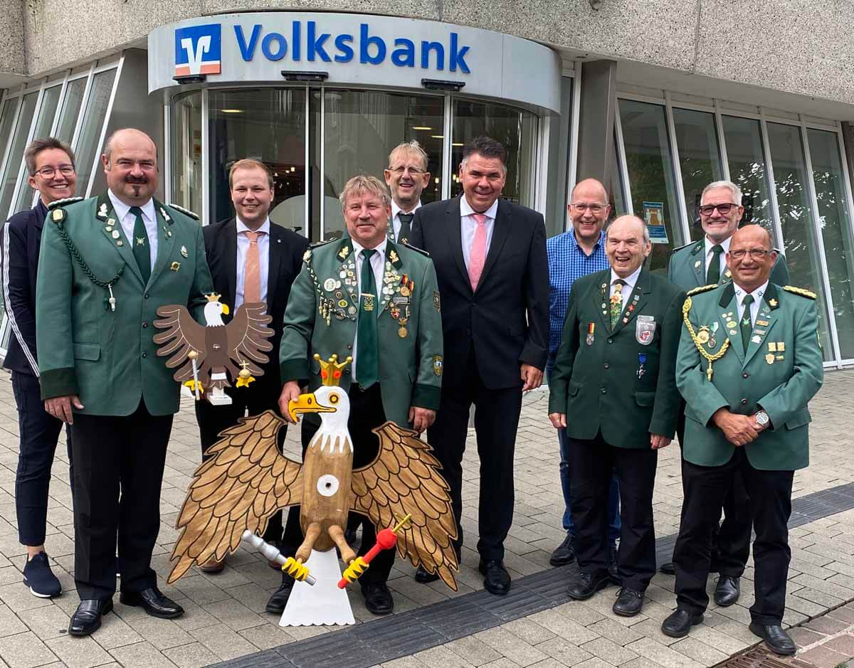 Der stolze Adler, auf den beim Kreiskönigsschießen angelegt wird, ist derzeit in der Volksbank-Filiale ausgestellt. Foto: Laura Koch