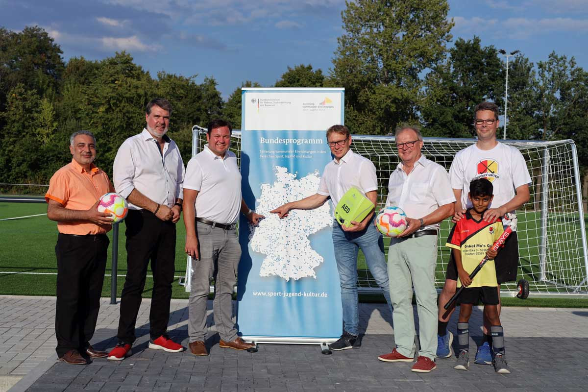 Nahmen die offizielle Eröffnung der Kunstrasenplätze im Dahl vor (von links): Mohammed Amer, Michael Thews, Martin Gerster, Bürgermeister Lothar Christ, Harald Wohlfarth, André Wagner und Eli Gill. Foto: Isabel Schütte