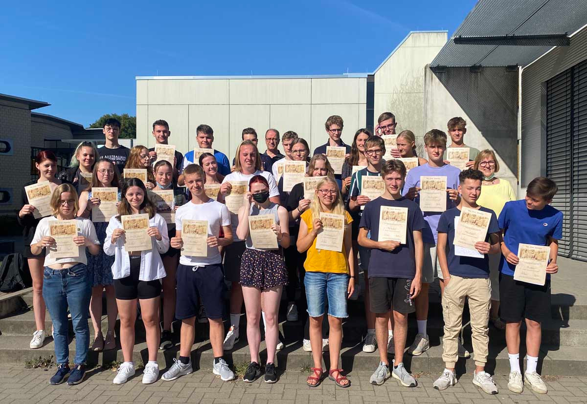 Sind mit ihrem Latein am Ende: die Schülerinnen und Schüler der Einführungsphase am Anne-Frank-Gymnasium. Foto: AFG