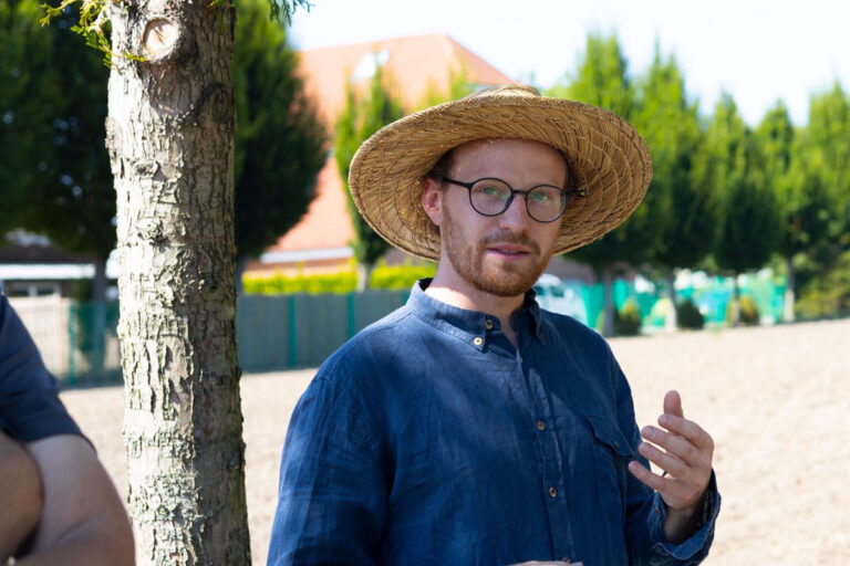 Öko-Landwirt Laurin Berger informierte über die erste Solawi in Werne. Foto: Isabel Schütte