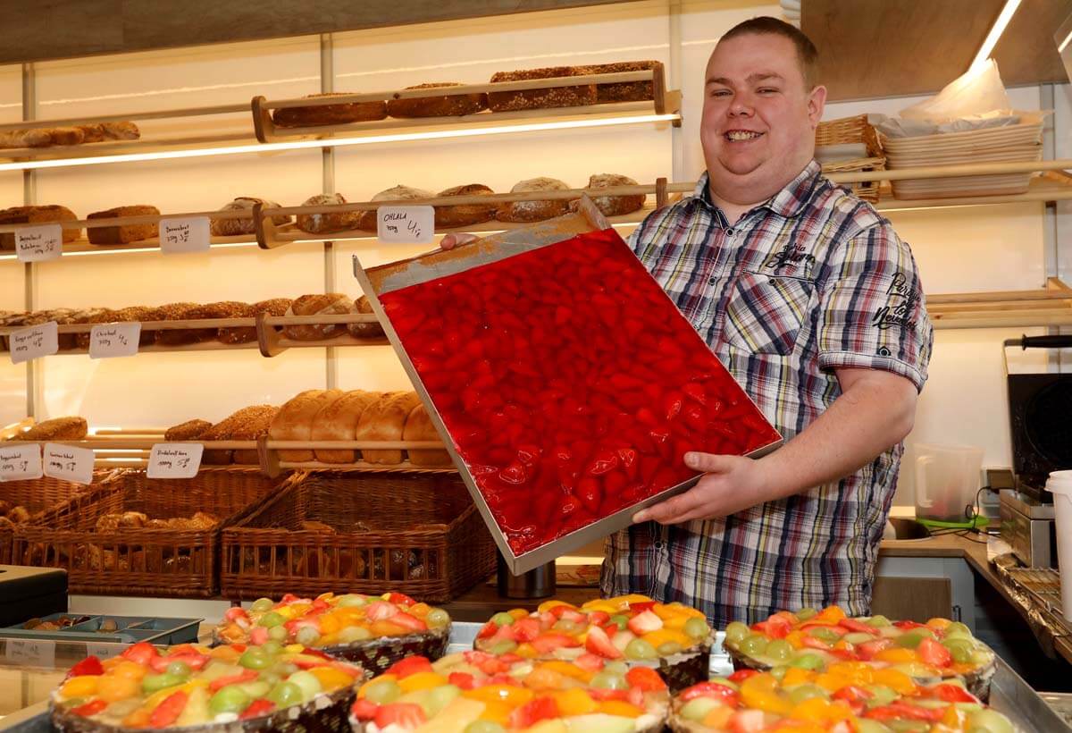Marco Klaus präsentiert Krumkamps saisonale und vielfältige Backwaren auf dem Wochenmarkt in Werne. Foto: Christoph Volkmer