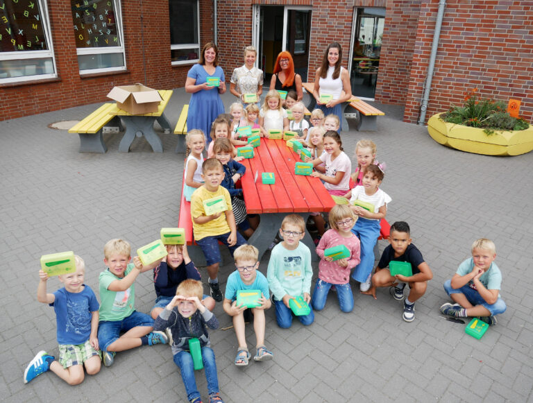 Neue Frühstücksboxen, gespendet von der GWA und der Bäckerei Kanne, erhielten die Erstklässler der 1c der Uhlandschule. Dorothee Weber (GWA), Hannah Kanne, Rektorin Eleonore Neumann und Klassenlehrerin Carina Schlering (v.l.) freut es. Foto: Gaby Brüggemann