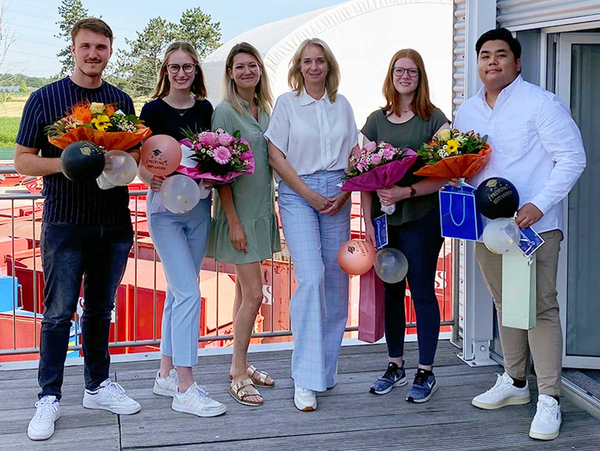 Alex Griskevic, Nina Kraak, Vivien Hölscher und Markus Nguyen wurden zu Industriekaufleuten ausgebildet. Foto: RCS