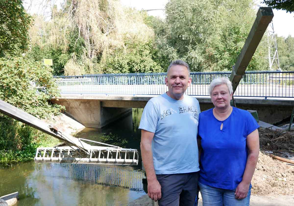 Petra und Christian Rasche vor ihrer Wasserkraftanlage im Mühlengraben in Stockum. Foto: Gaby Brüggemann