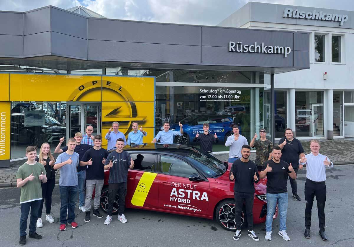 Die Verantwortlichen im Autohaus Rüschkamp begrüßten die neuen Auszubildenden. Foto: Privat