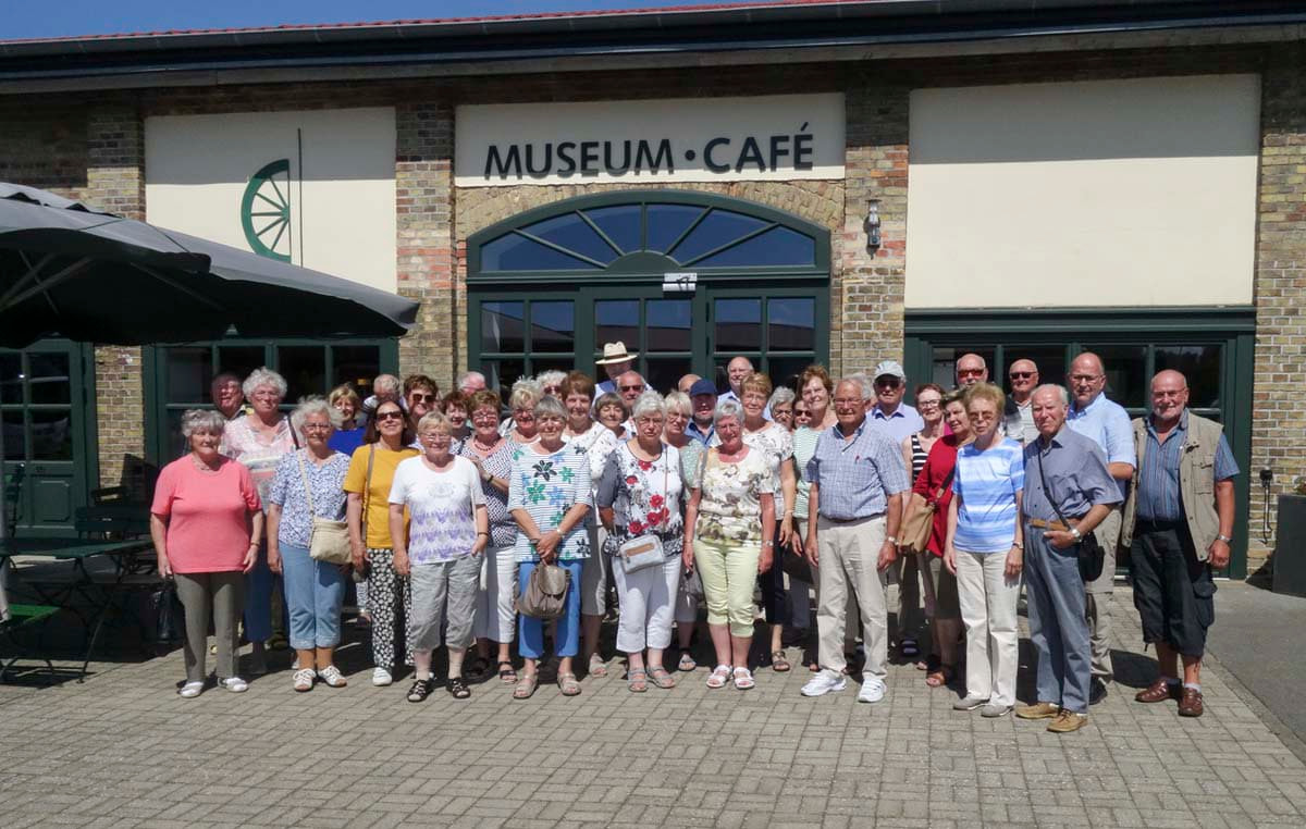 Das Bild zeigt die Teilnehmenden an dieser wieder einmal gelungenen Fahrt der Werner CDU-Senioren vor dem Kutschenmuseum in Kobrow. Foto: Senioren-Union