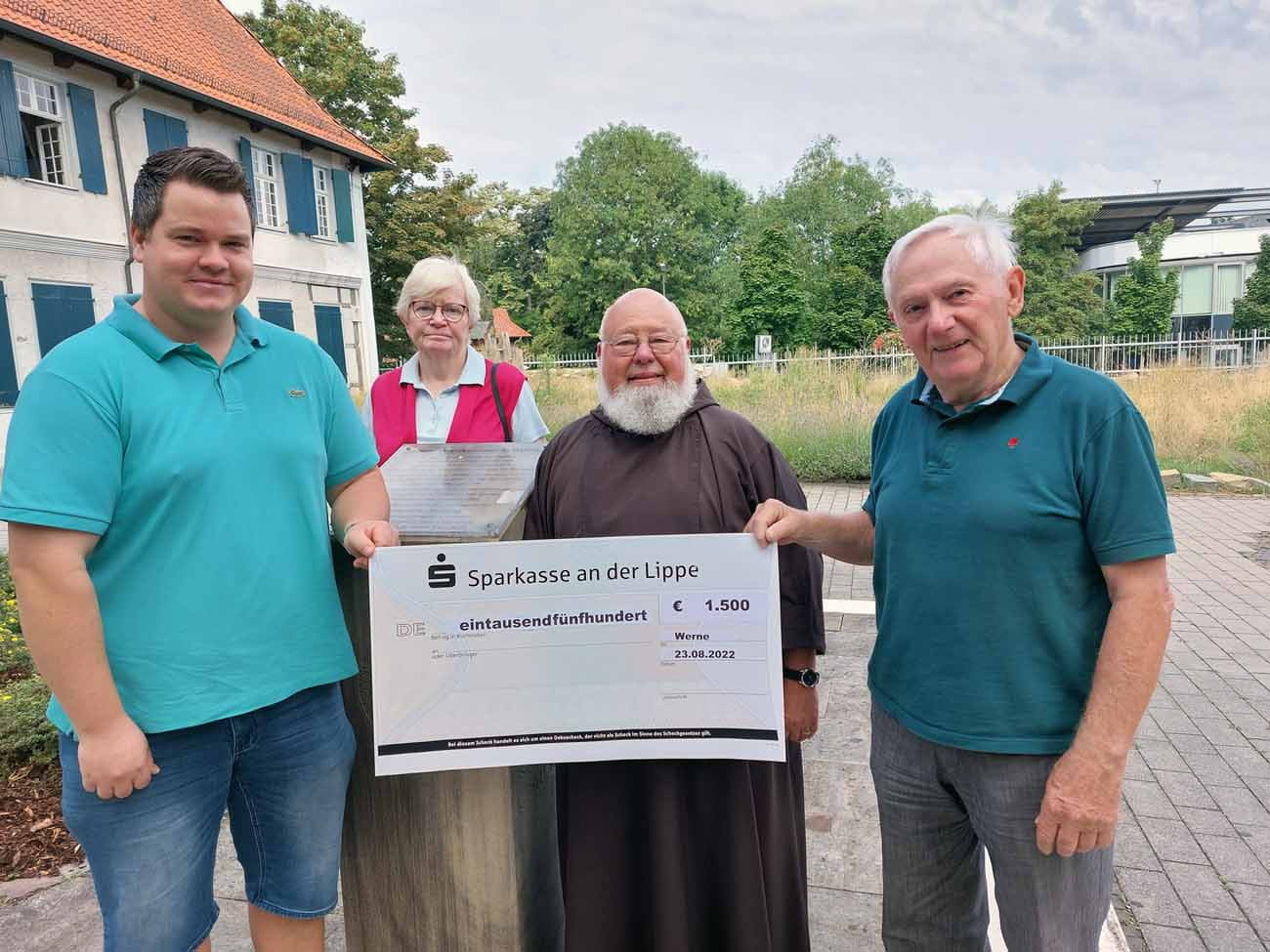 Den Erlös aus dem Gemeindefest St. Johannes überreichten Gertrud und Reinhard Bergmann (rechts) sowie Jan Rensmann (links) an Pater Norbert, Guardian des Kapuzinerklosters. Foto: Wagner