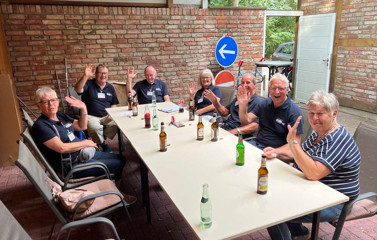 Die VdK-Führungsriege grüßt beim Grillnachmittag in der Freilichtbühne ihren erkrankten Vorsitzenden Kurt Wörmann. Foto: VdK