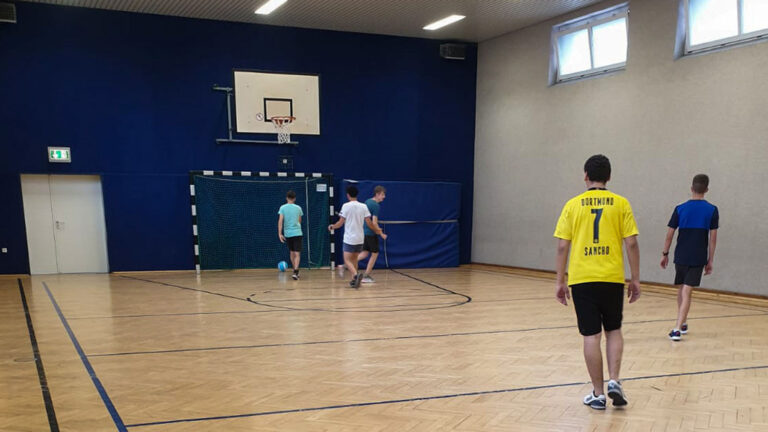 Jugendliche zwischen 14 und 18 Jahren – egal ob Mädchen oder Jungen – haben ab sofort die Möglichkeit, an dem kostenlosen Fußballprojekt „Viktoria-Liga“ im Stadtgartenquartier teilzunehmen. Foto: Stadt Lünen