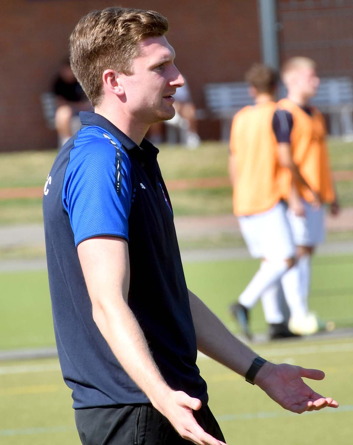 „Was soll ich machen?“, scheint Joel Simon zu fragen, der Trainer Lars Müller an der Seitenlinie vertrat. Foto: MSW