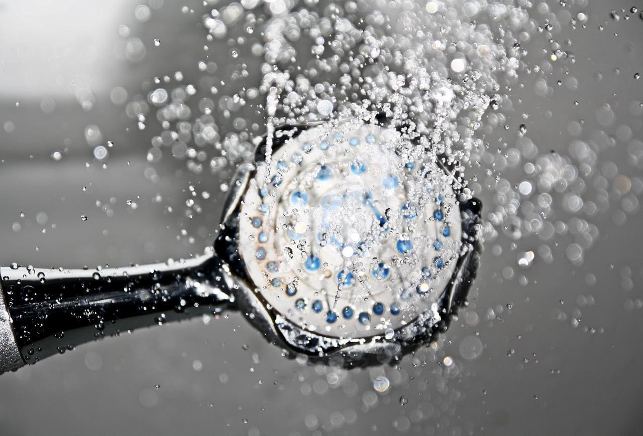 Vermehren sich die Legionellen im Wasser und werden dann etwa beim Duschen eingeatmet, kann es nach zwei bis zehn Tagen zu einer schweren Legionellose mit Lungenentzündung kommen. Symbolbild: pixabay