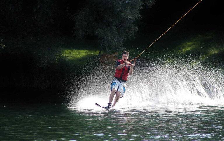 Das JuWeL bietet in der kommenden Woche einen Wasser-Ski-Kurs in Beckum an. Es sind noch Plätze frei. Symbolbild: pixabay