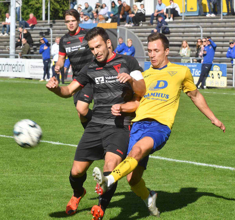 Oft waren die Dülmener den Wernern um eine Fußspitze voraus. Hier kann WSC-Abwehrchef Zoran Martinovic die Flanke des Angreifers nicht verhindern. Im Hintergrund beobachtet Amer Masic den Zweikampf. Foto: MSW