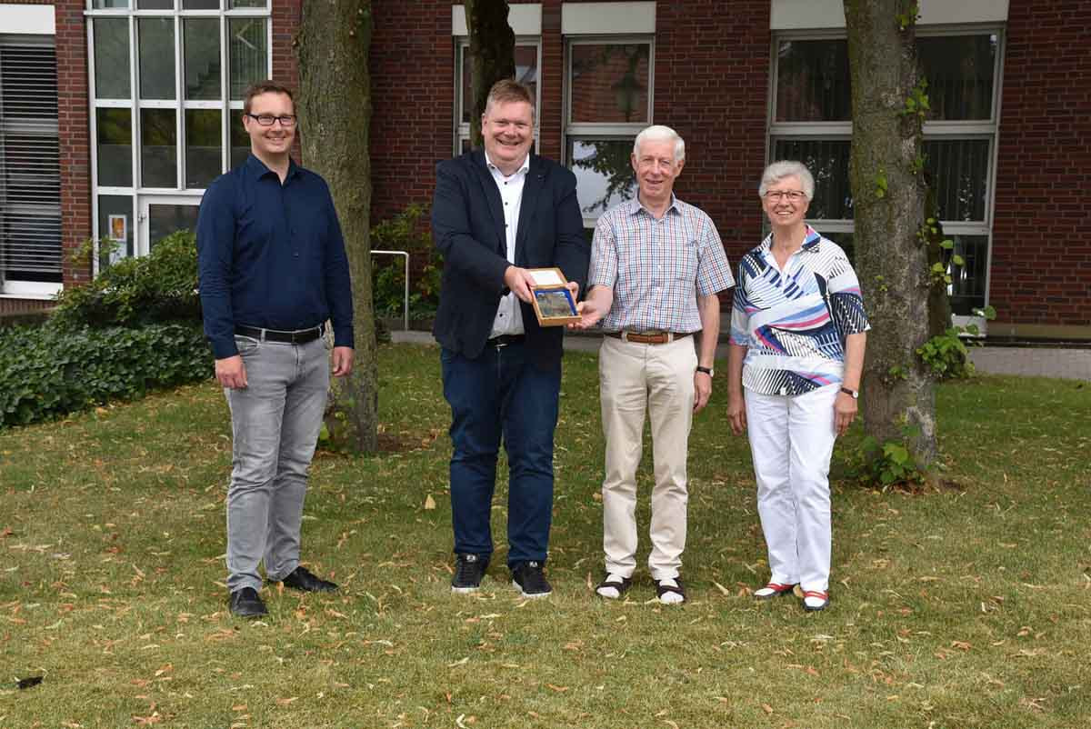 Bürgermeister Thomas Stohldreier (2.v.l.) überreichte Joseph Streyl (2.v.r.) und seiner Frau Martha den Ehrenpreis der Gemeinde Ascheberg. Mit ihnen freuten sich Bastian Meyer (l.), Fachbereichsleiter Ordnung, Soziales, Bildung und Recht.